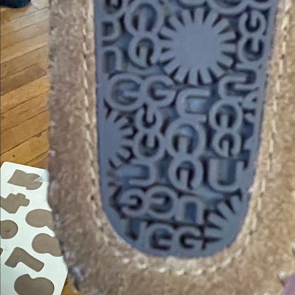 UGG Tan Shearling Baby Slippers NW/OT - Picture 10 of 10